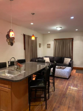 Cozy 4 Bedroom Home Accommodates 10 in Niagara USA